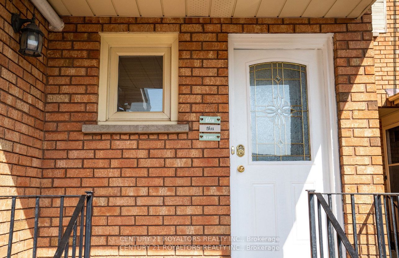 60 Dutch Cres
