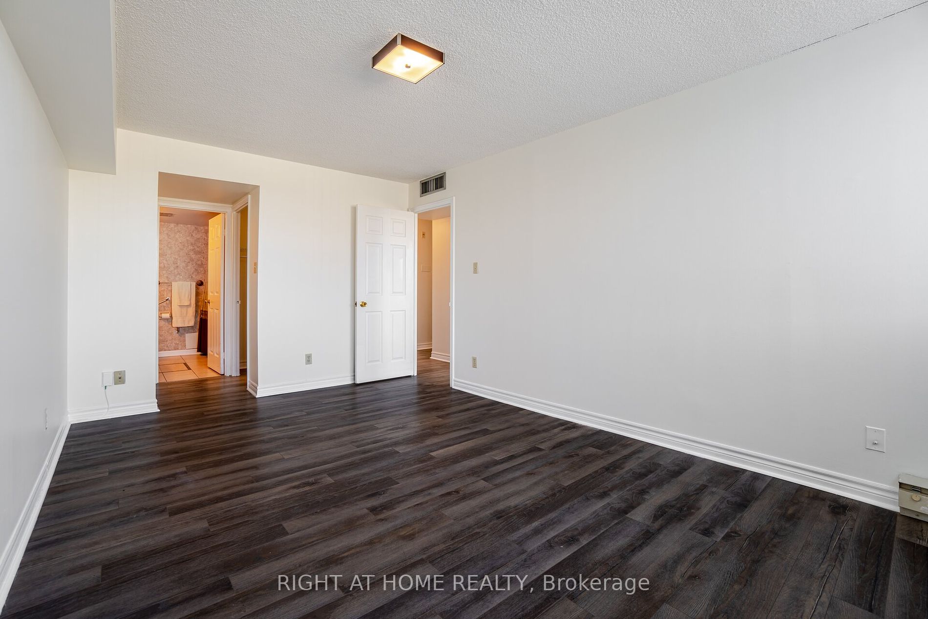 1230 Marlborough Crt, #208