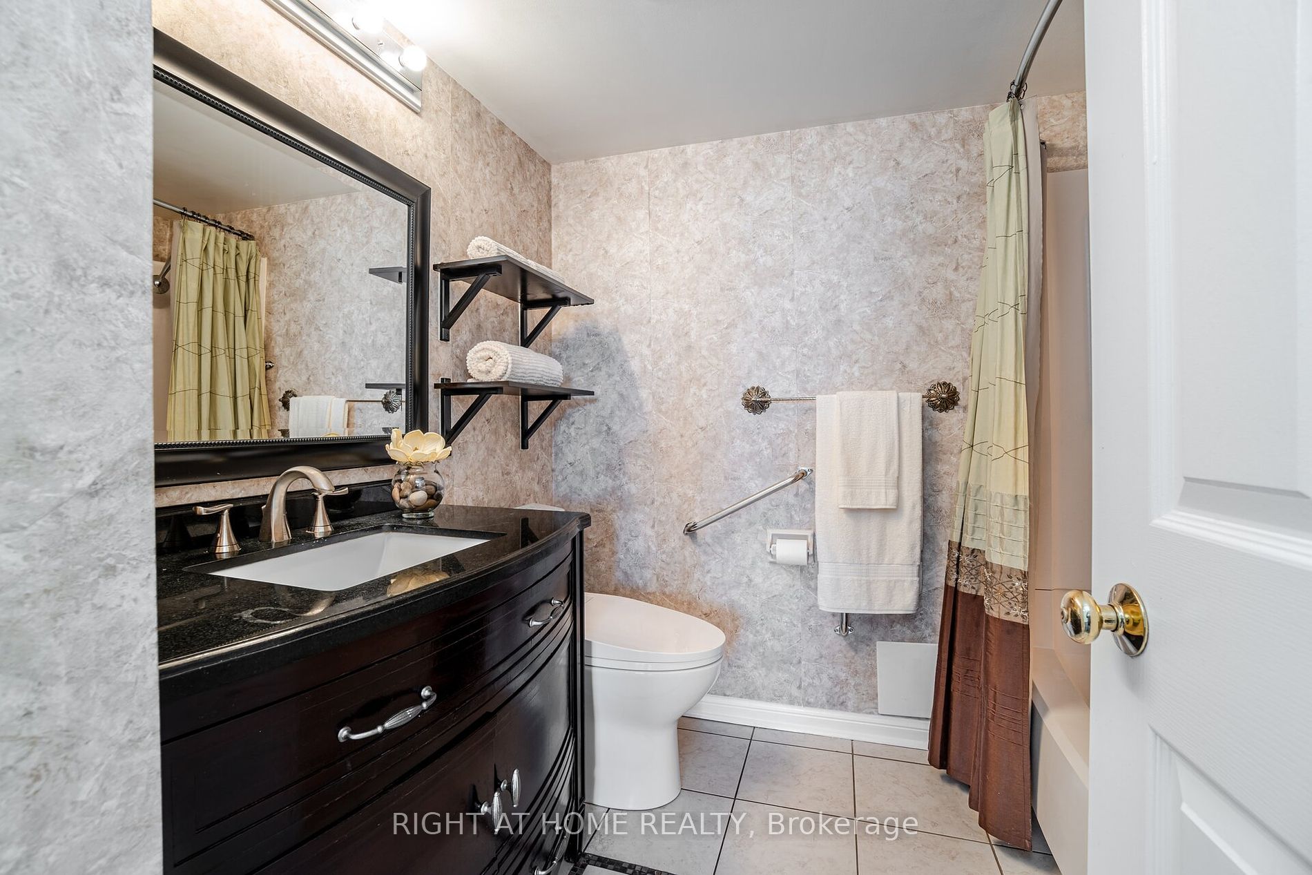 1230 Marlborough Crt, #208