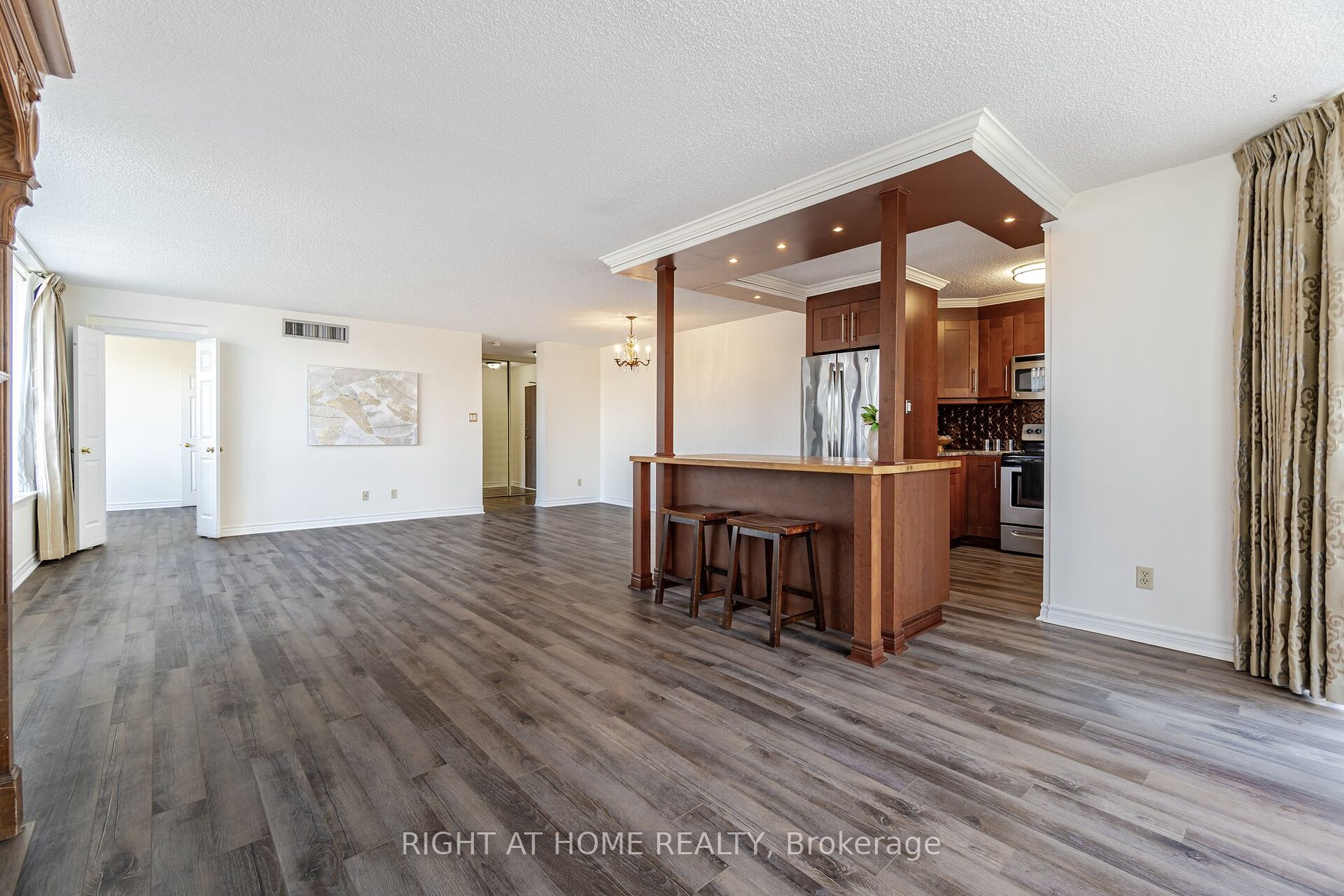 1230 Marlborough Crt, #208