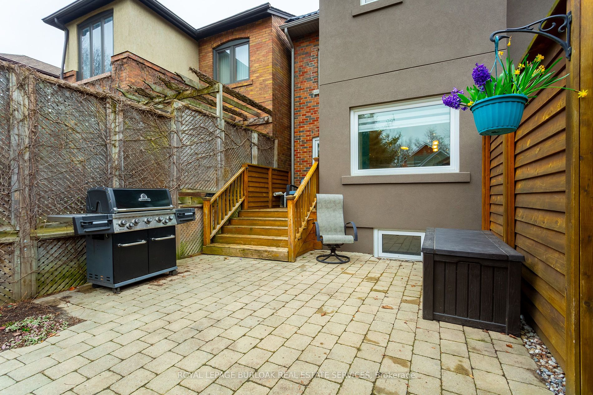 8 Thornhill Avenue