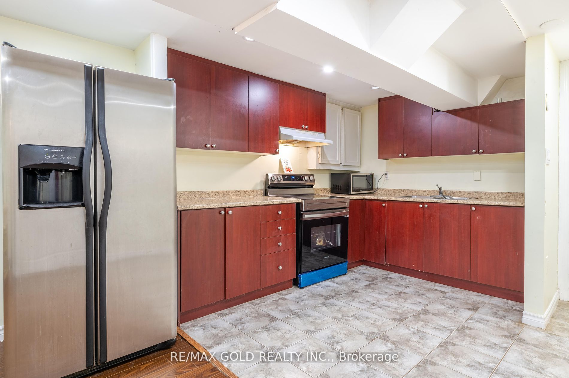 15 Bruce Beer Dr