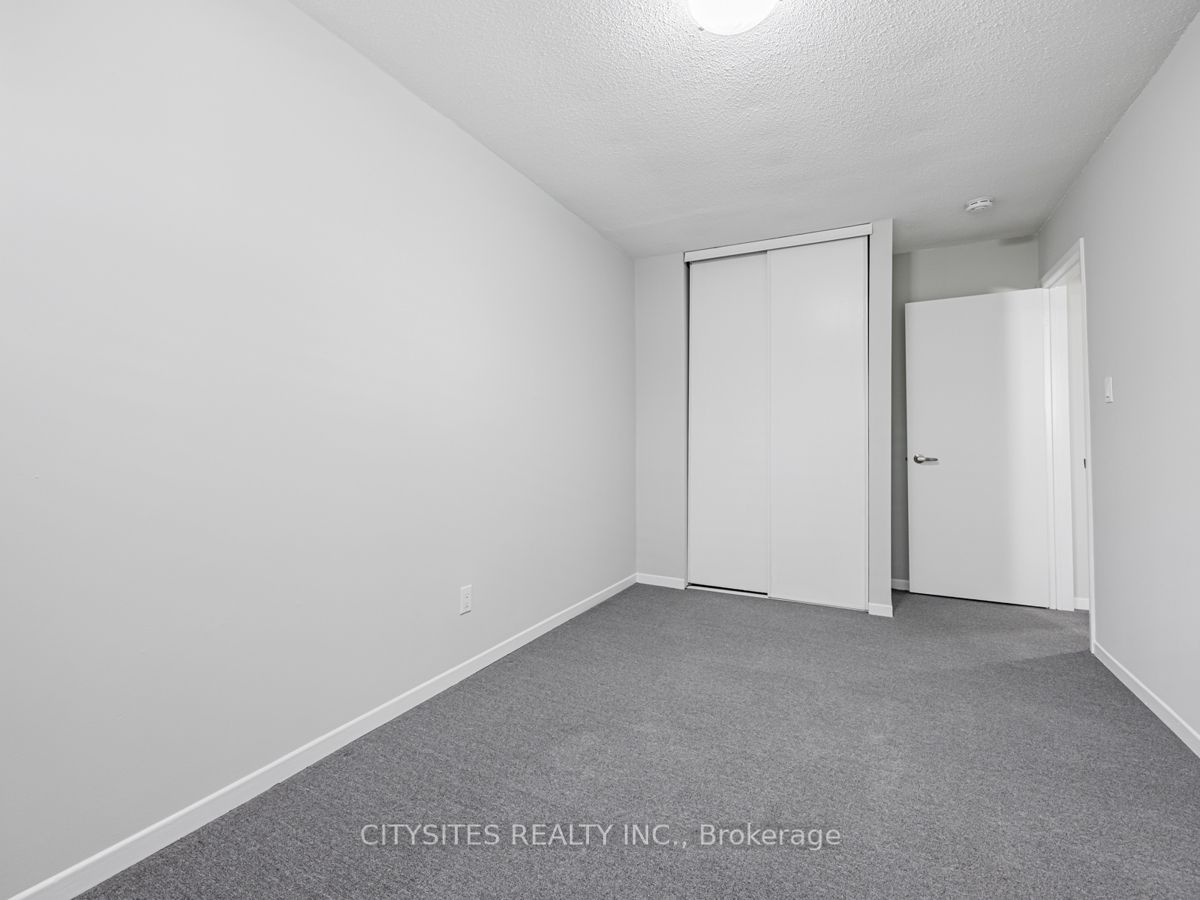 101 Foster Cres, #101