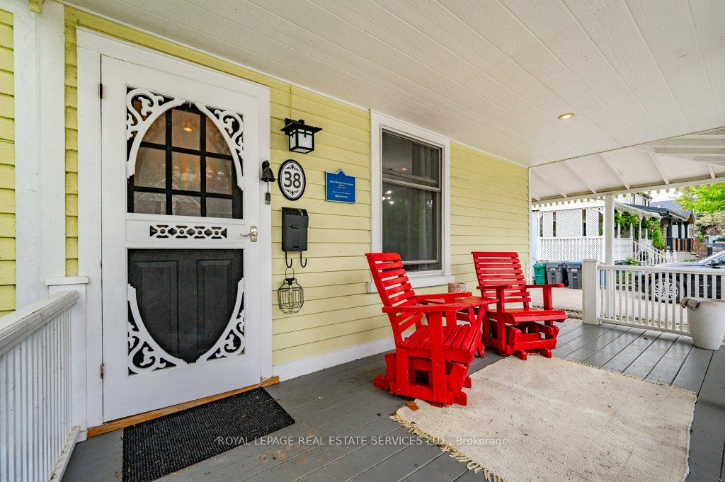 38 John St S
