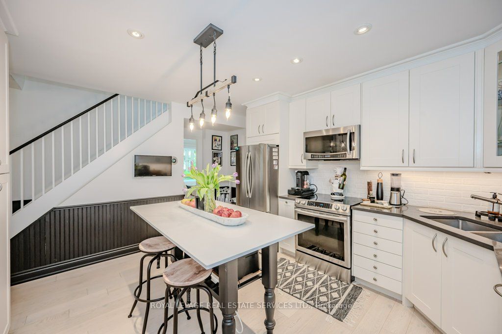 38 John St S