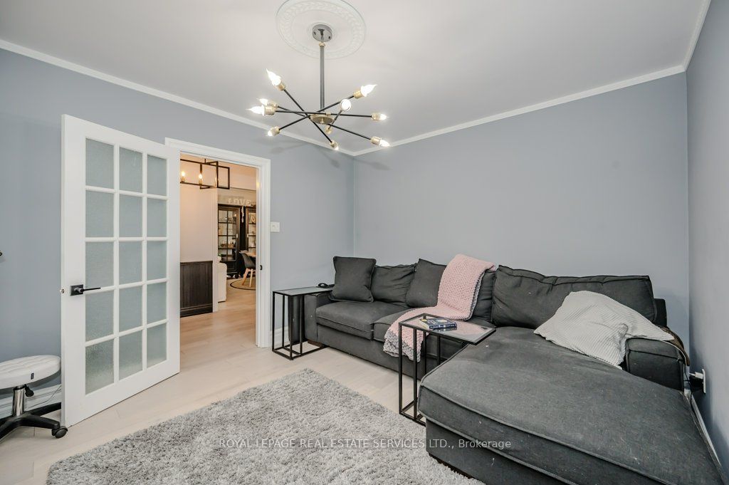 38 John St S