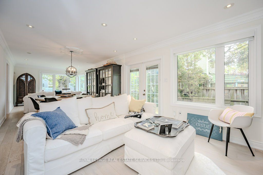 38 John St S