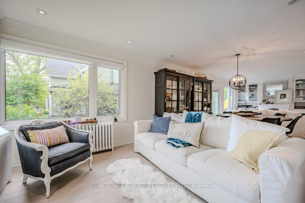 38 John St S