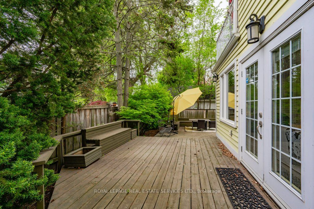 38 John St S