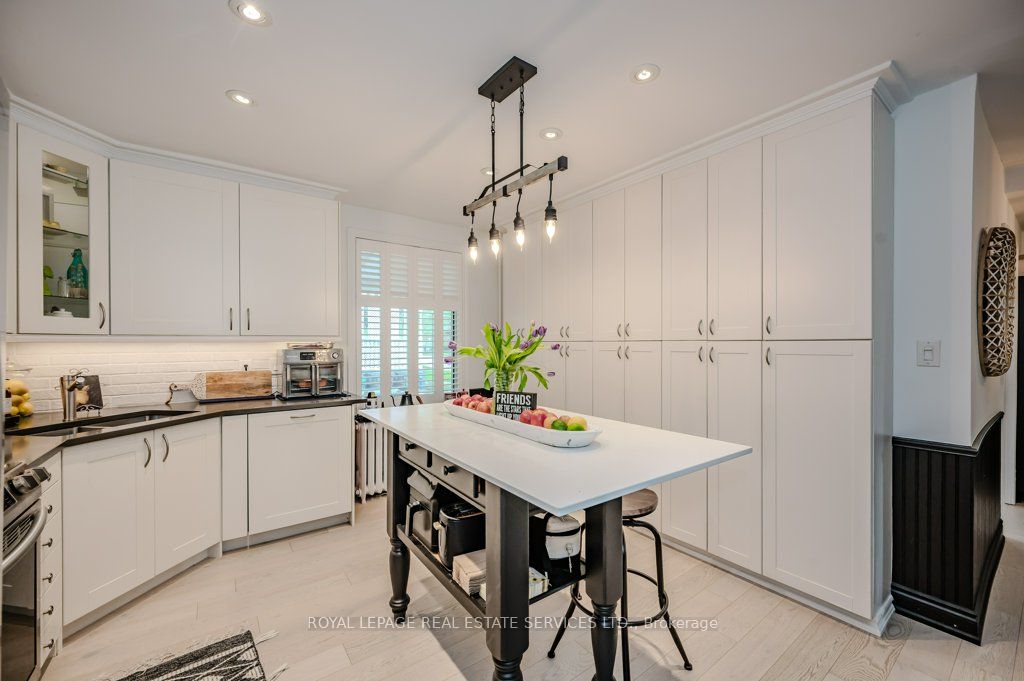 38 John St S