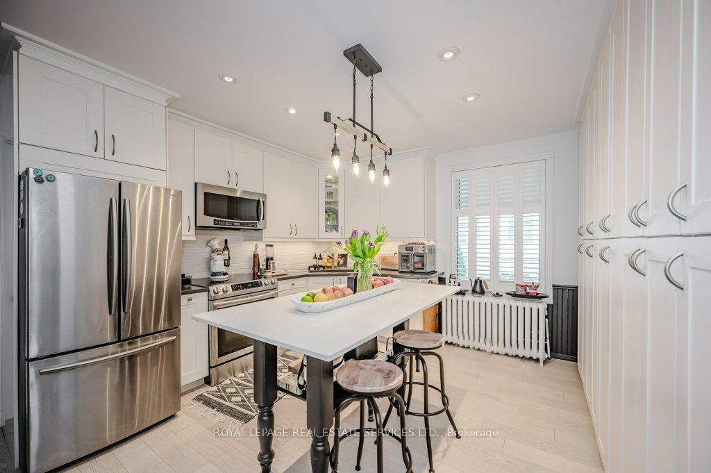 38 John St S