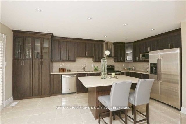 152 Queen Mary Dr