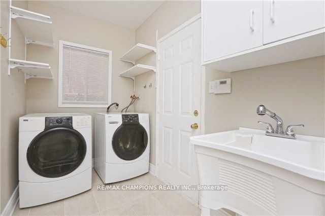 152 Queen Mary Dr