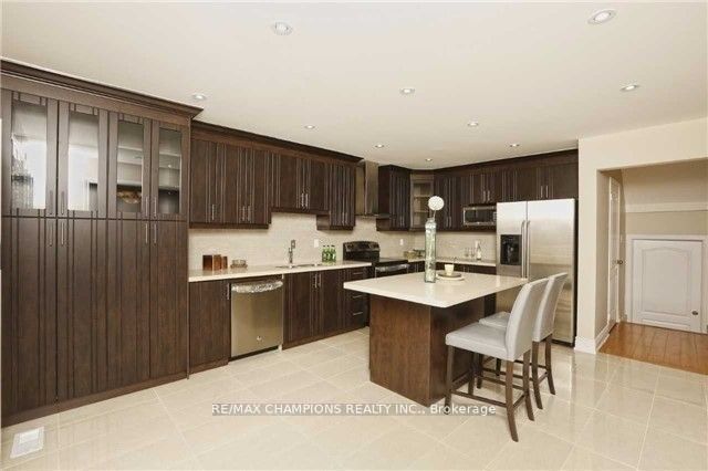152 Queen Mary Dr