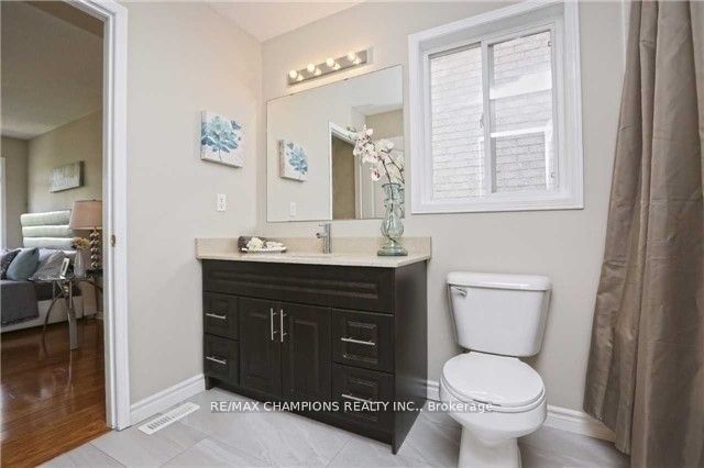 152 Queen Mary Dr
