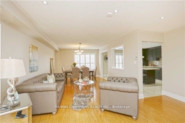 152 Queen Mary Dr