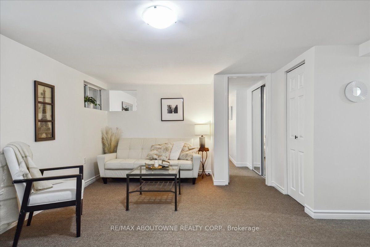 65 Mineola Road E