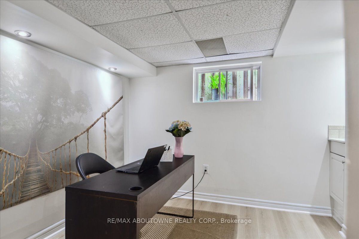 65 Mineola Road E