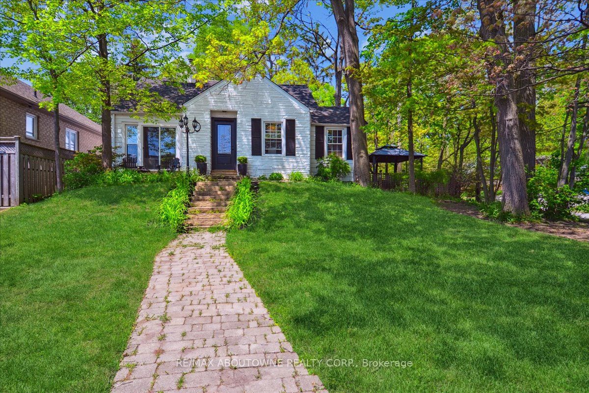 65 Mineola Road E