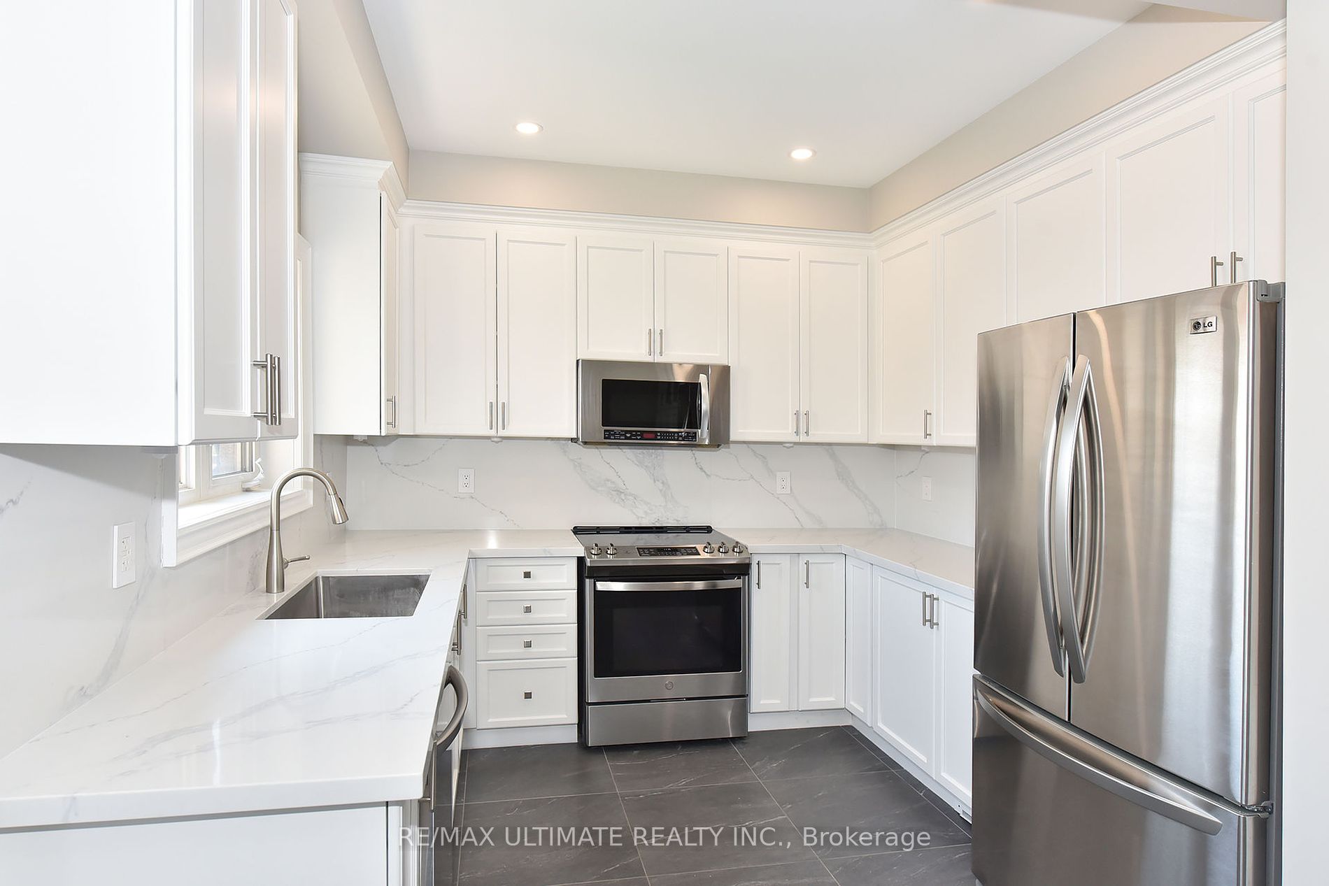 27 La Roche Avenue