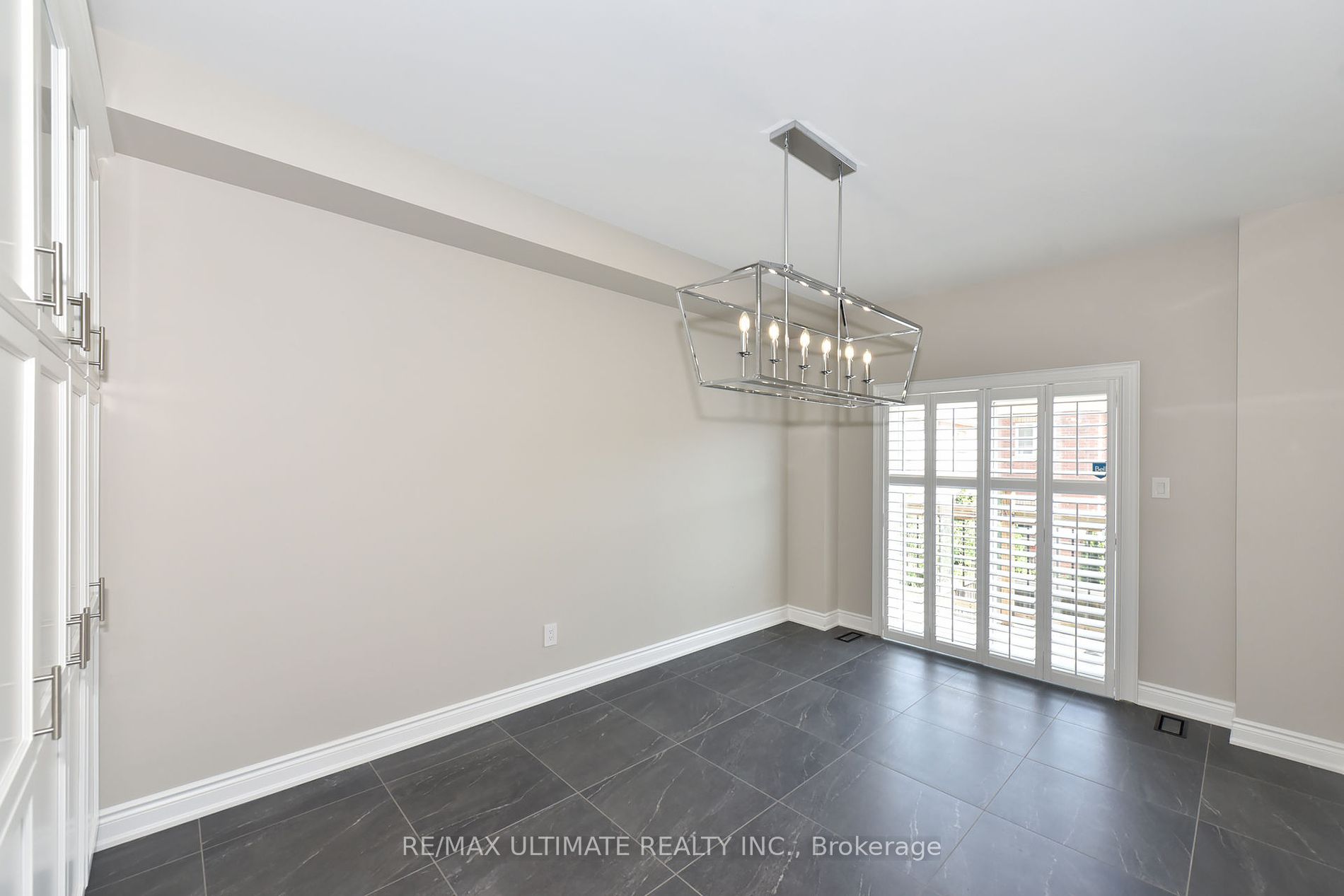 27 La Roche Avenue
