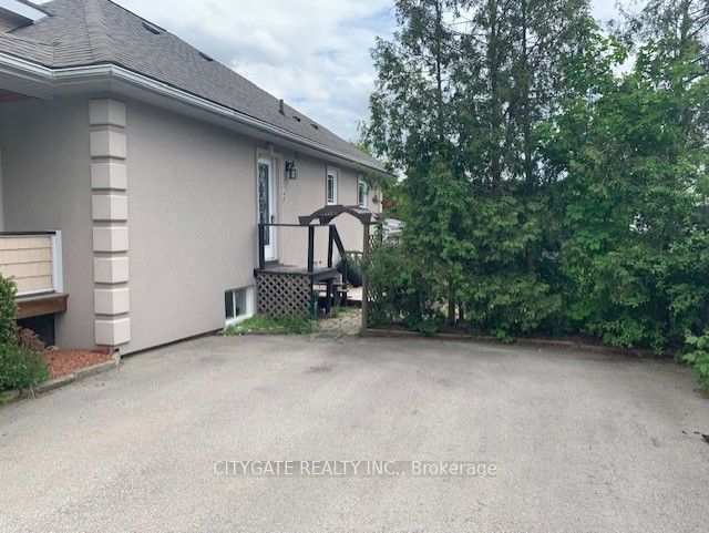 542 guelph Street, ##B