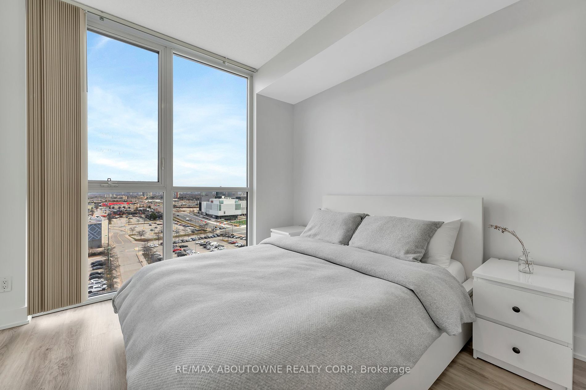 339 Rathburn Road W, #1516