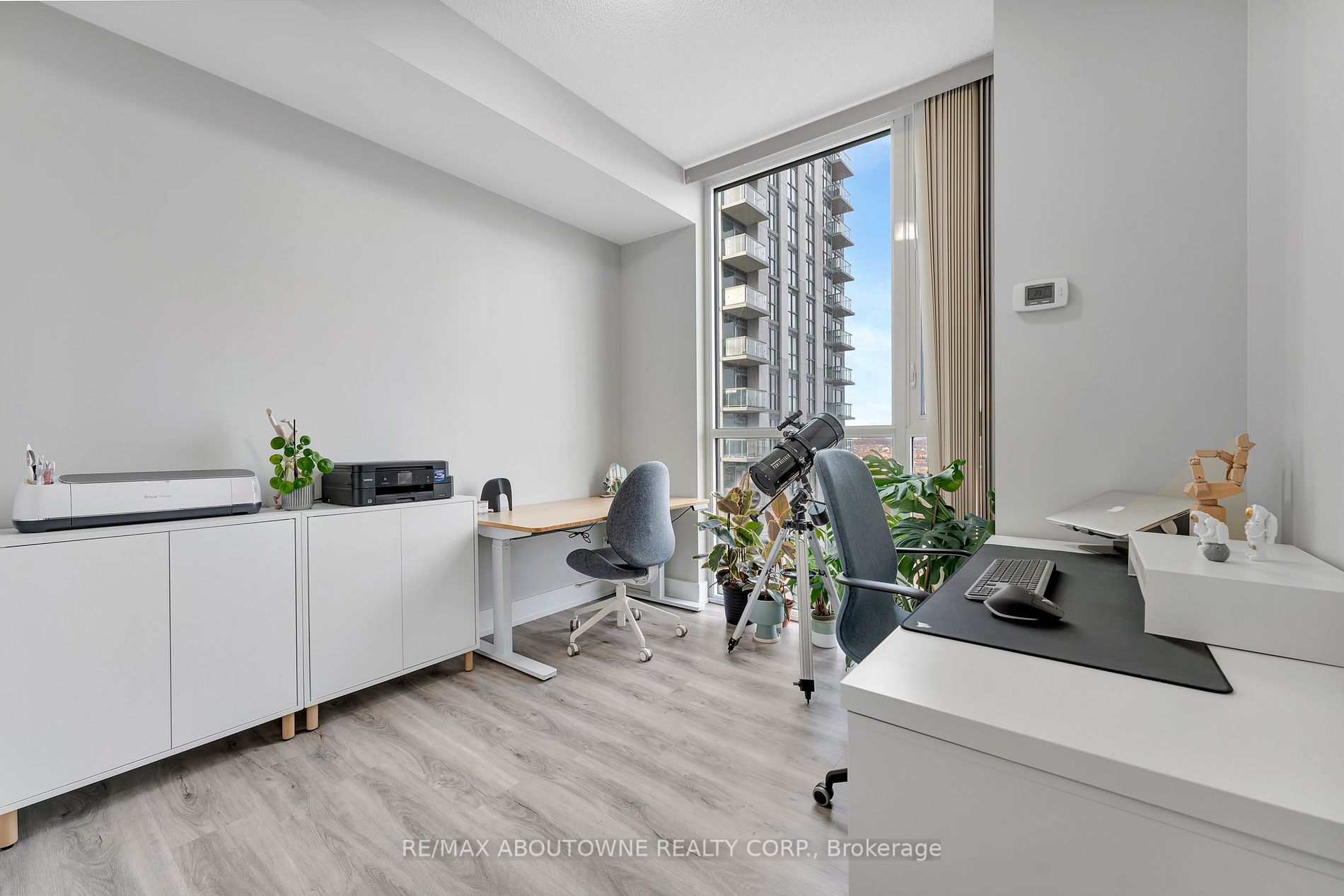 339 Rathburn Road W, #1516