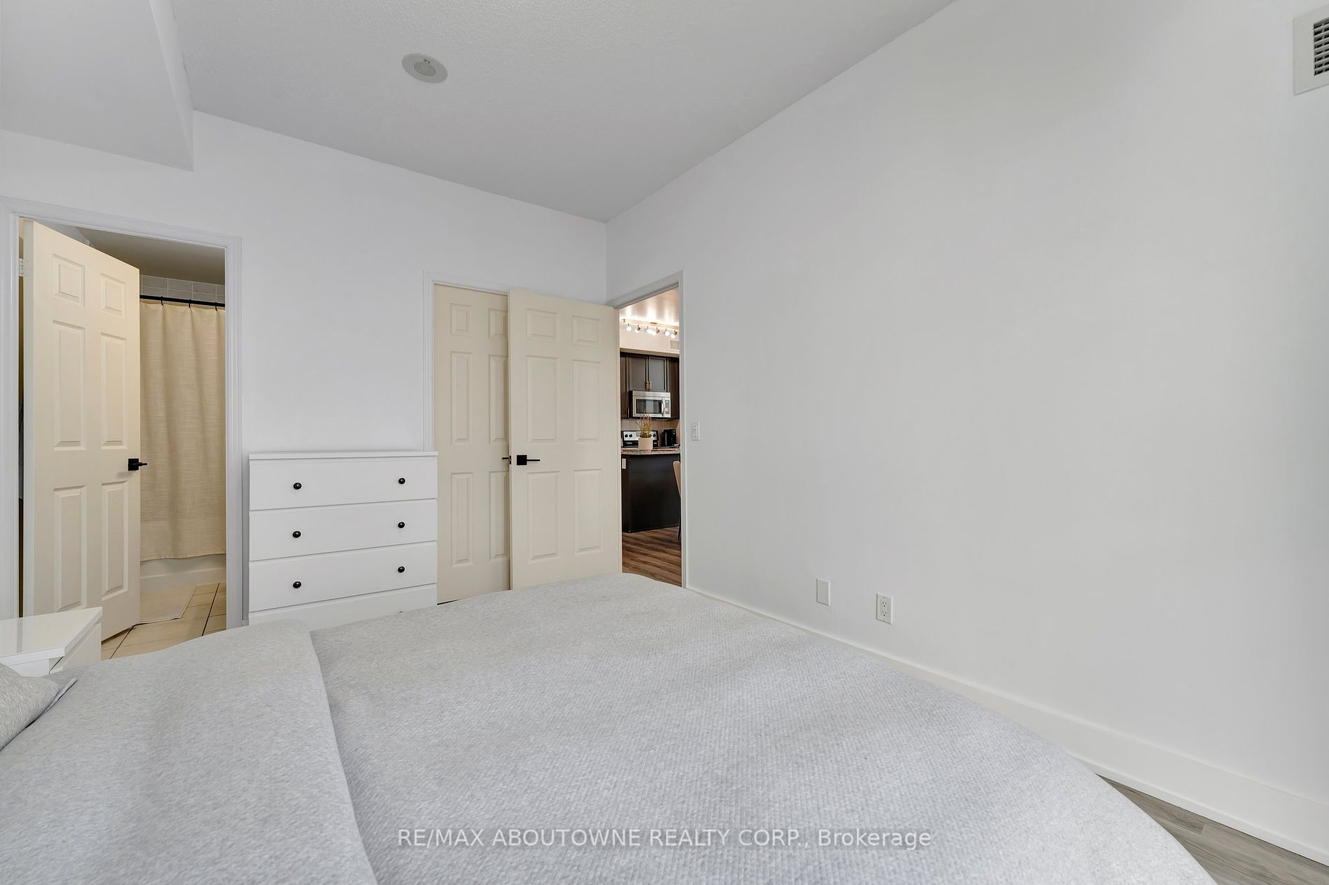 339 Rathburn Road W, #1516