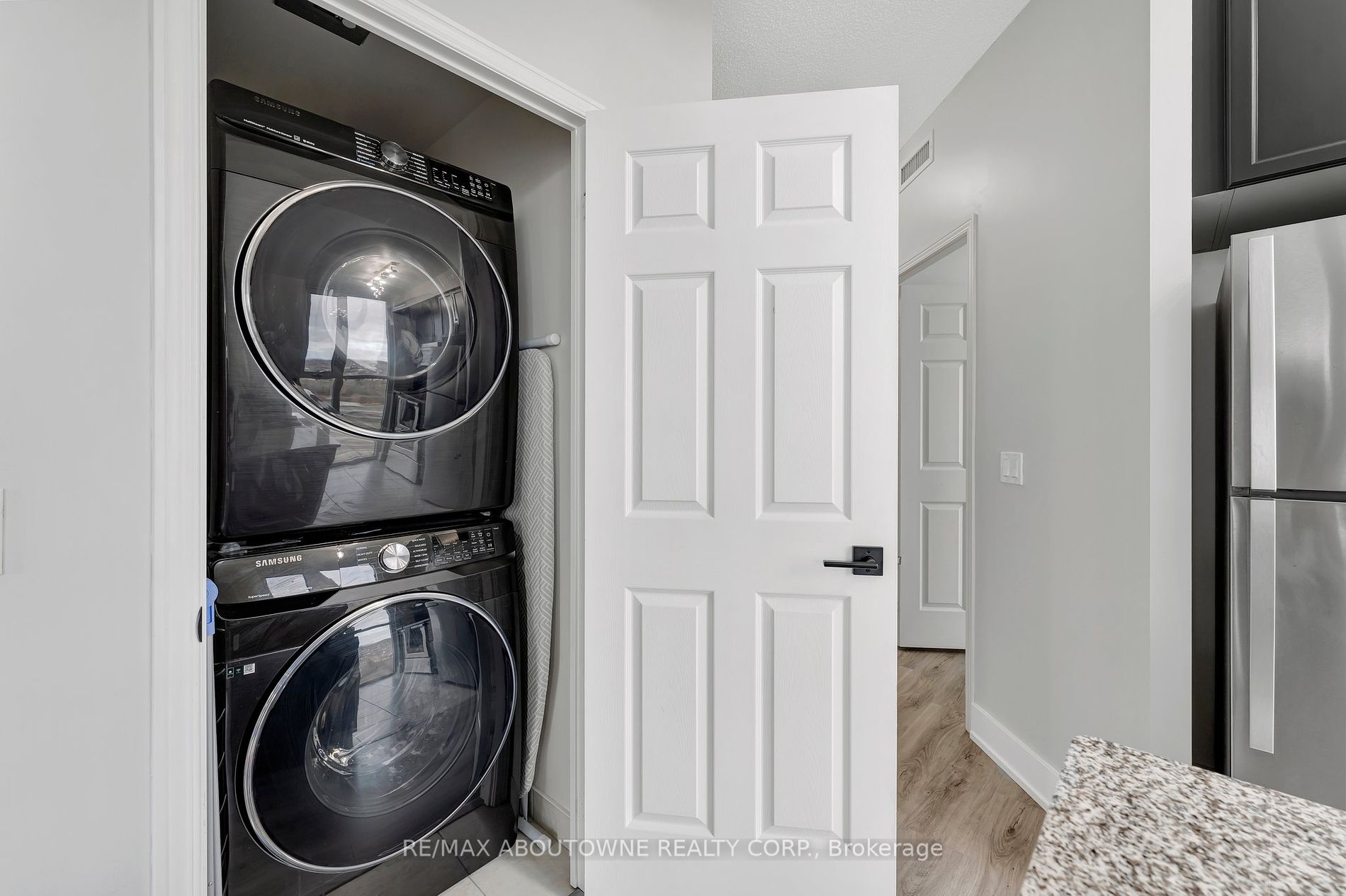 339 Rathburn Road W, #1516