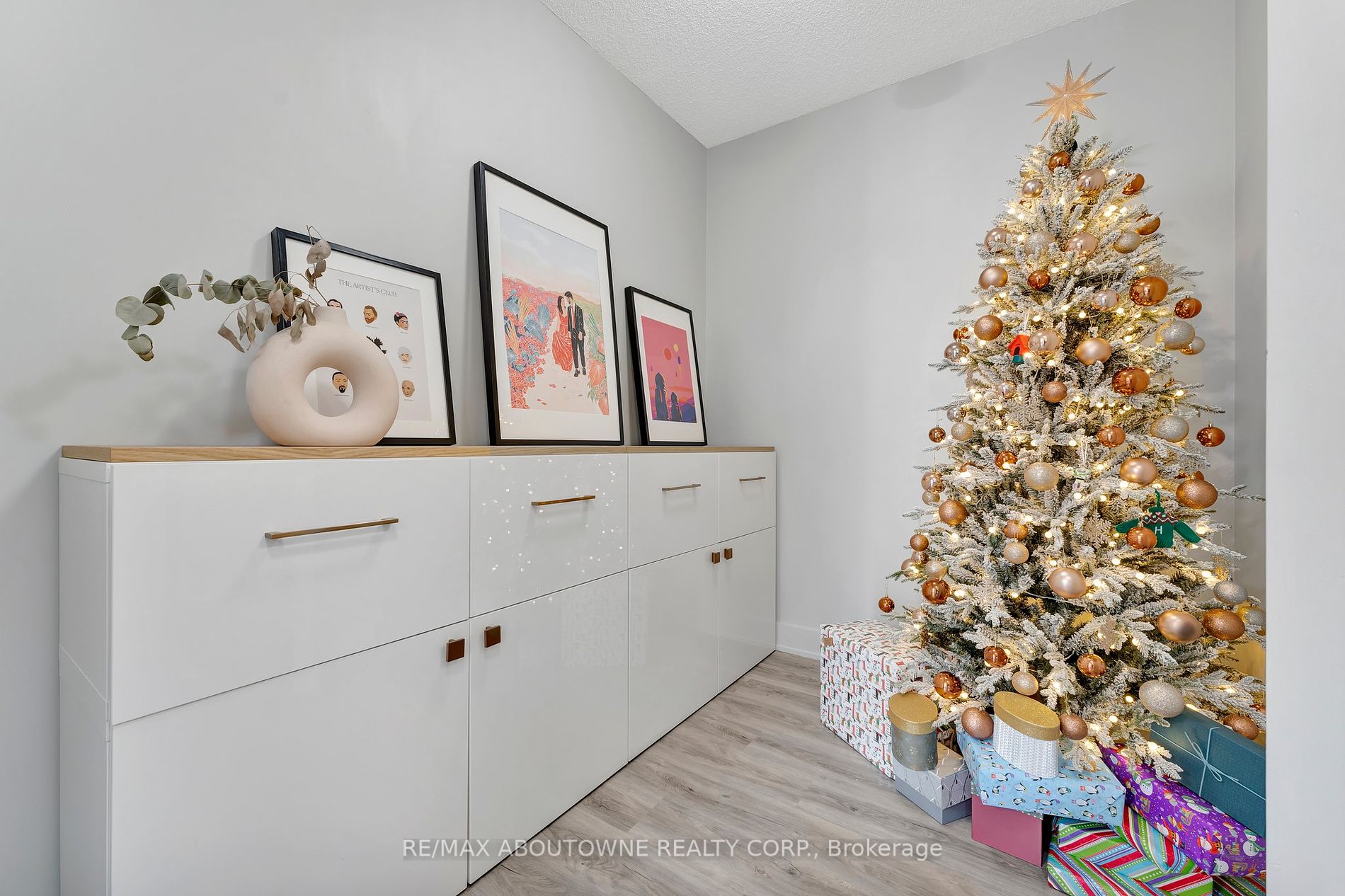 339 Rathburn Road W, #1516