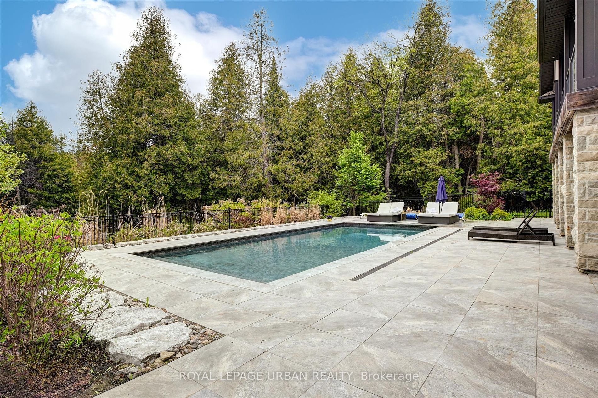 566 River Rd