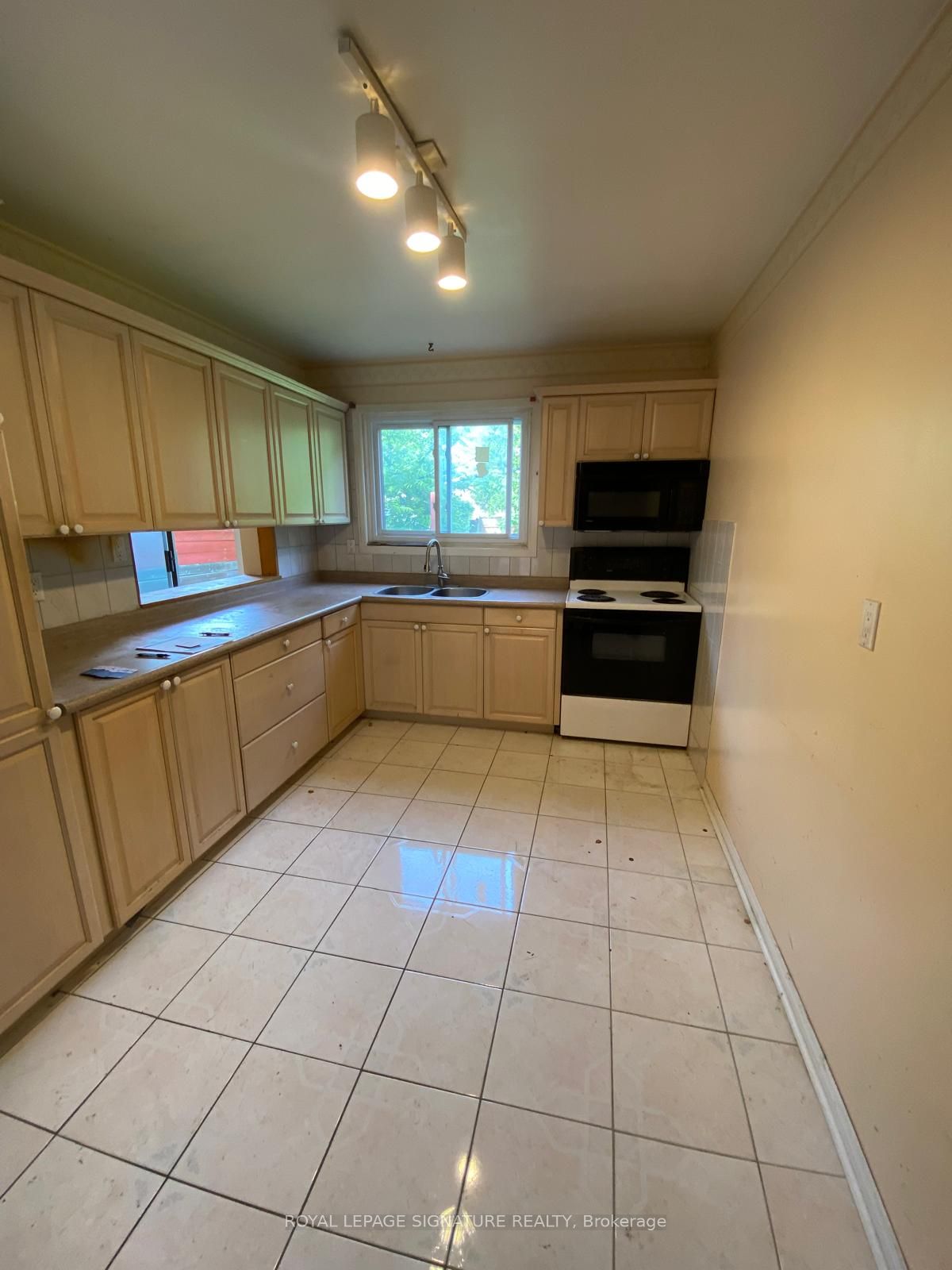 3381 Tallmast Cres