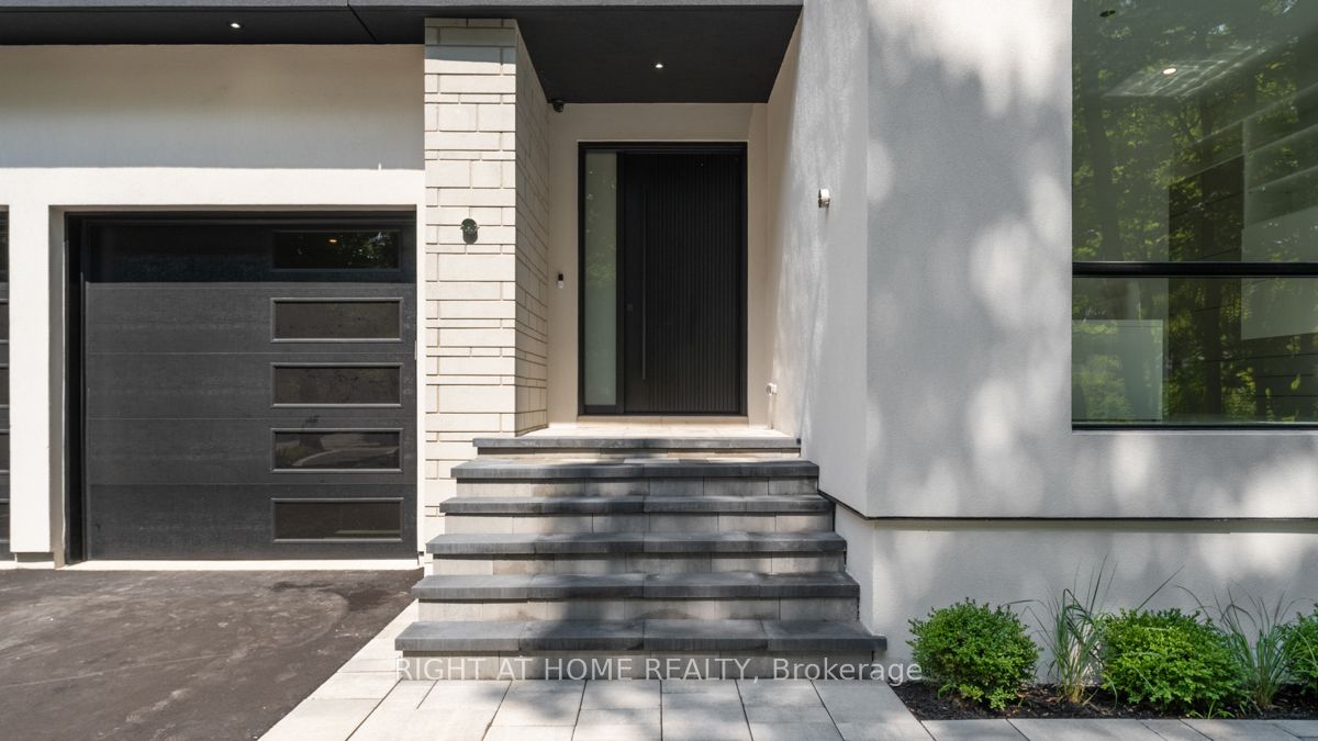 301 Lakeshore Rd W