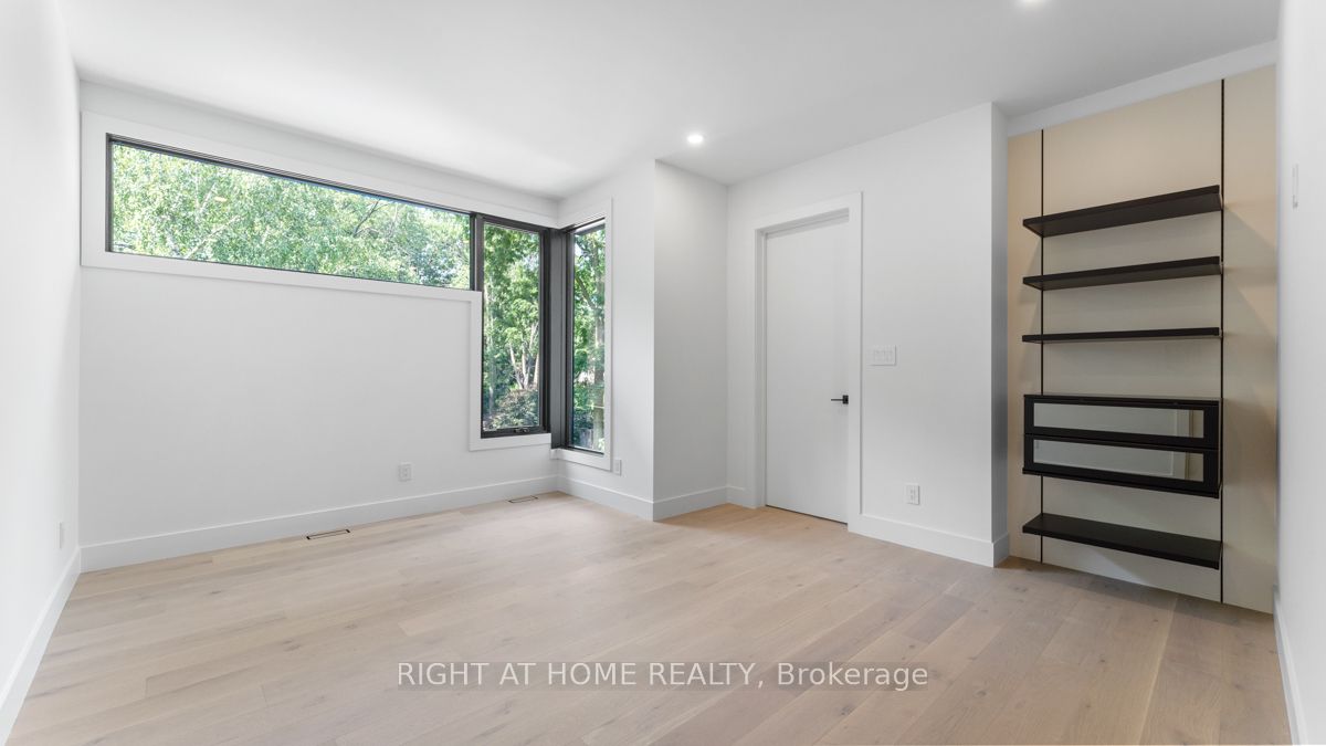 301 Lakeshore Rd W