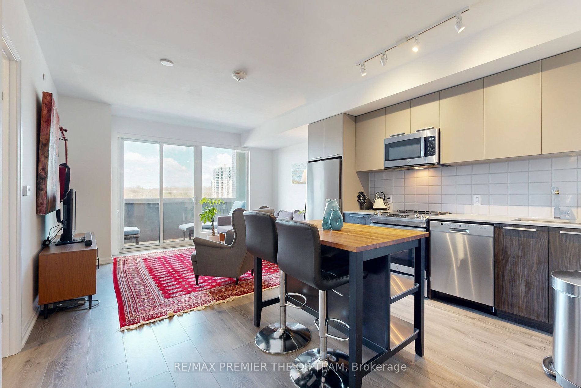 4208 Dundas Street W #414