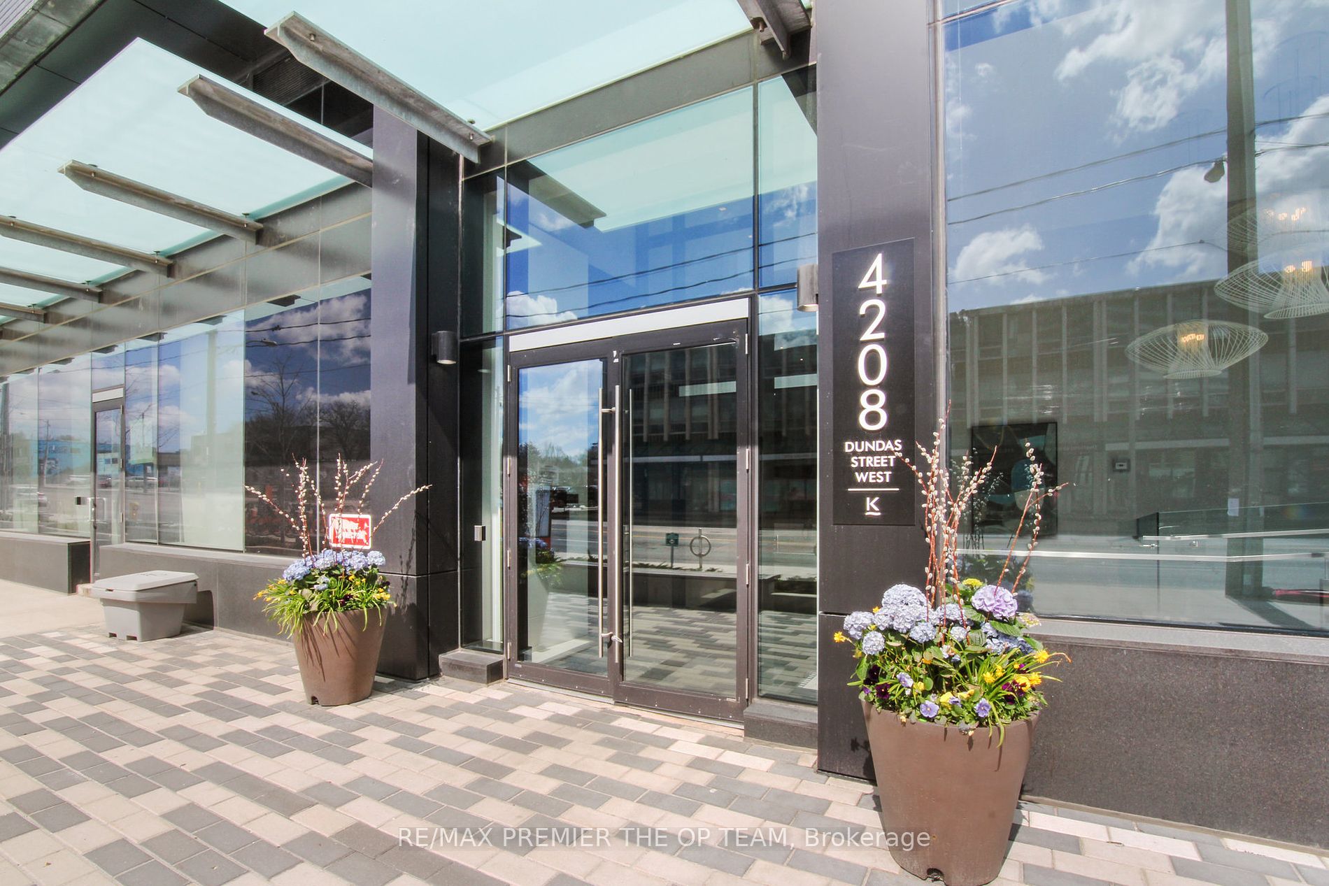4208 Dundas Street W #414