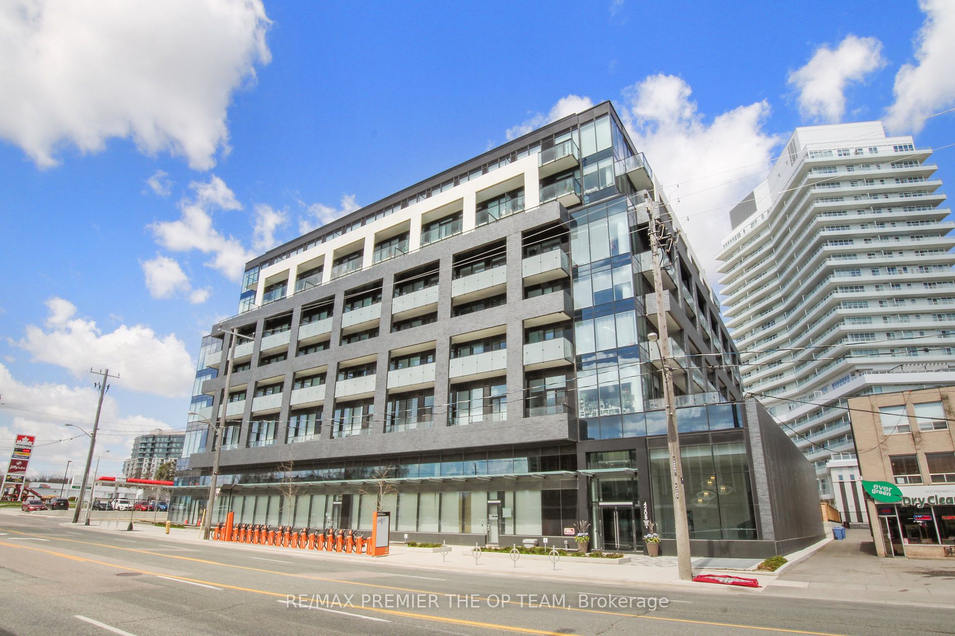 4208 Dundas Street W #414
