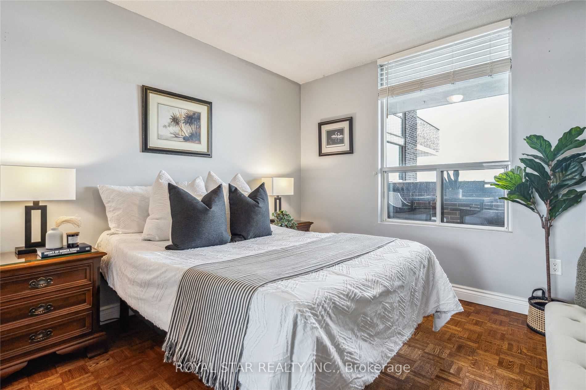 1535 Lakeshore Road E #1607