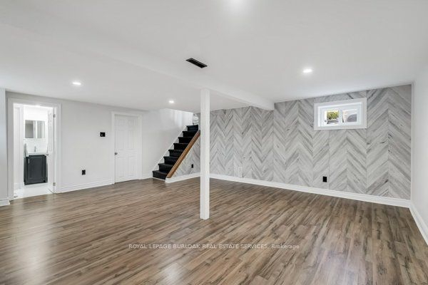 44 Deloraine Dr