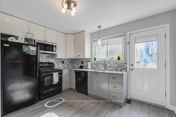 44 Deloraine Dr