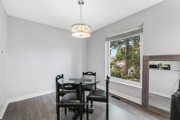 44 Deloraine Dr