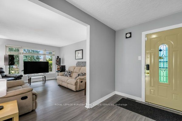 44 Deloraine Dr