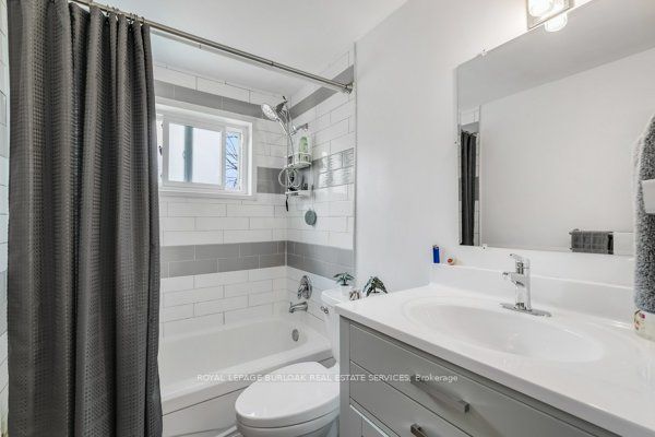 44 Deloraine Dr