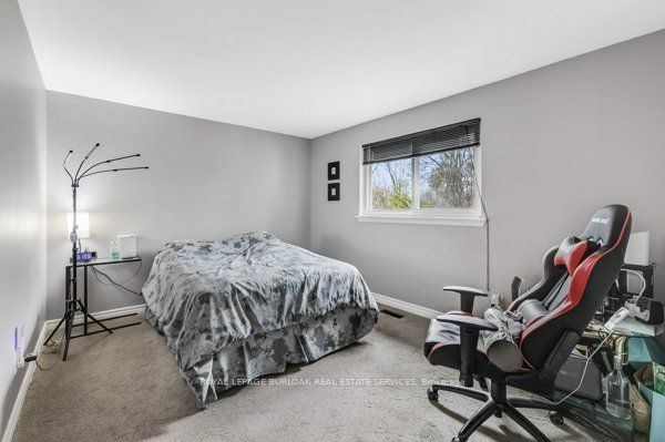 44 Deloraine Dr