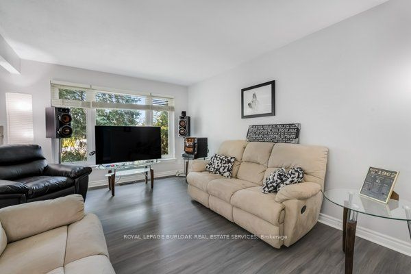 44 Deloraine Dr