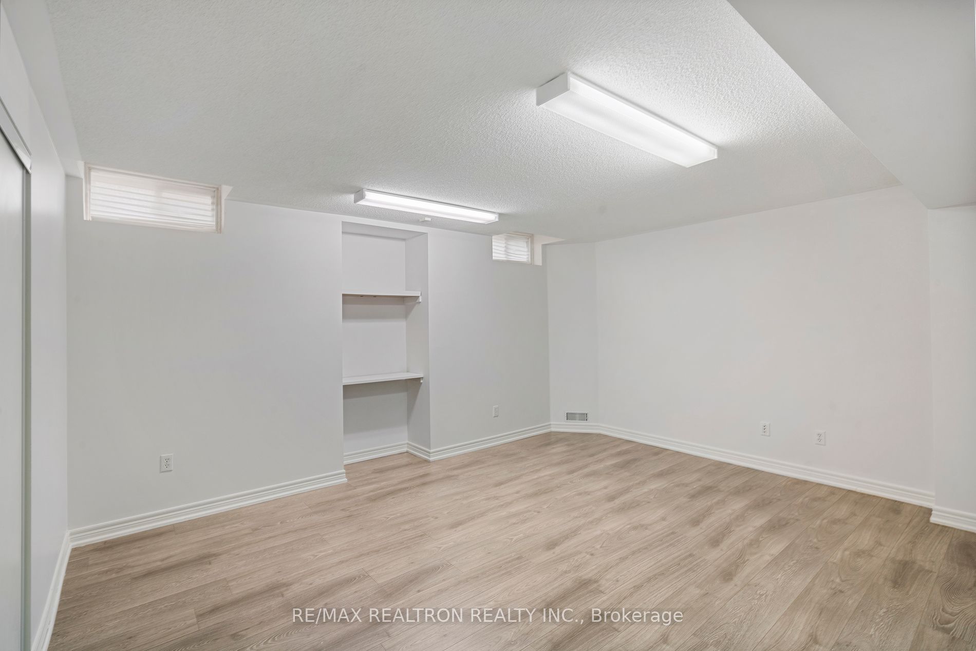 1093 Lamplight Way