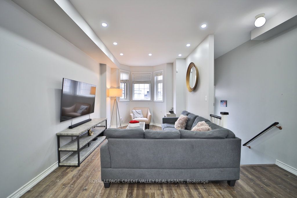 16 Piggott Mews