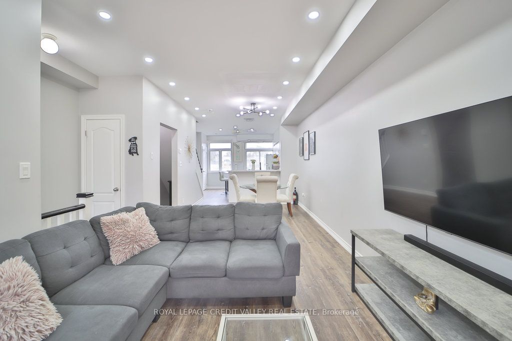 16 Piggott Mews