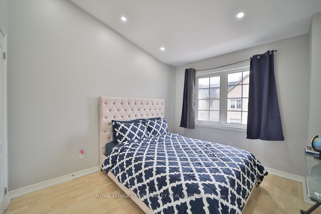 16 Piggott Mews